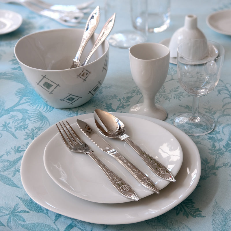 Couverts à motifs sur assiettes blanches tsé tsé