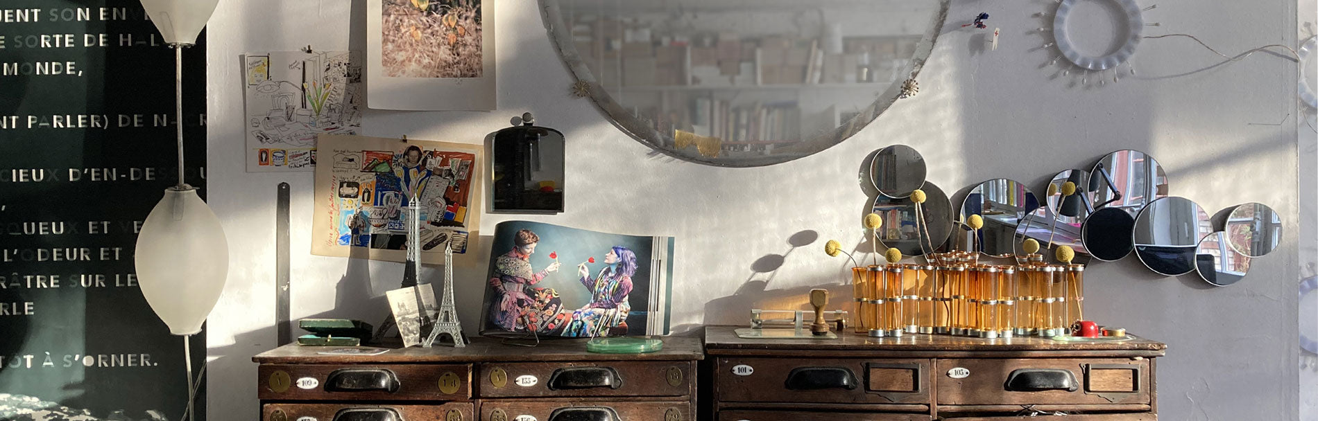 Mur décoré d'objets conçus par Catherine Lévy et Sigolène Prébois