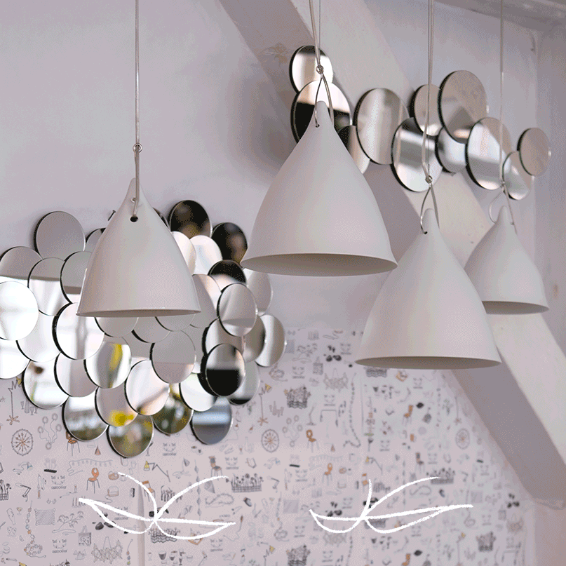 lampes tsé tsé en porcelaine transparente, qui s'allument et s'éteignent.