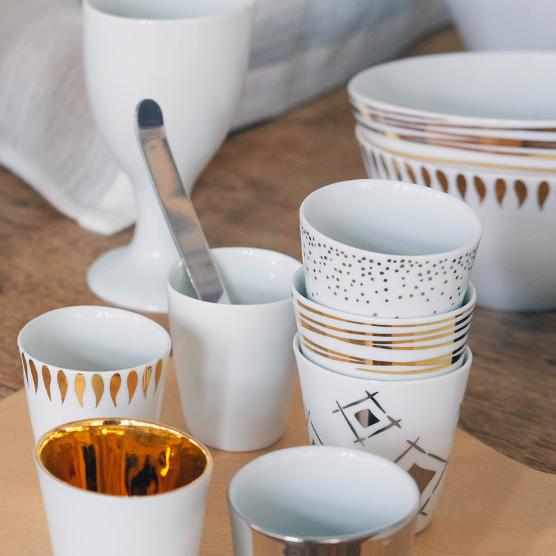 Tasses à café en porcelaine avec motifs en or et en platine