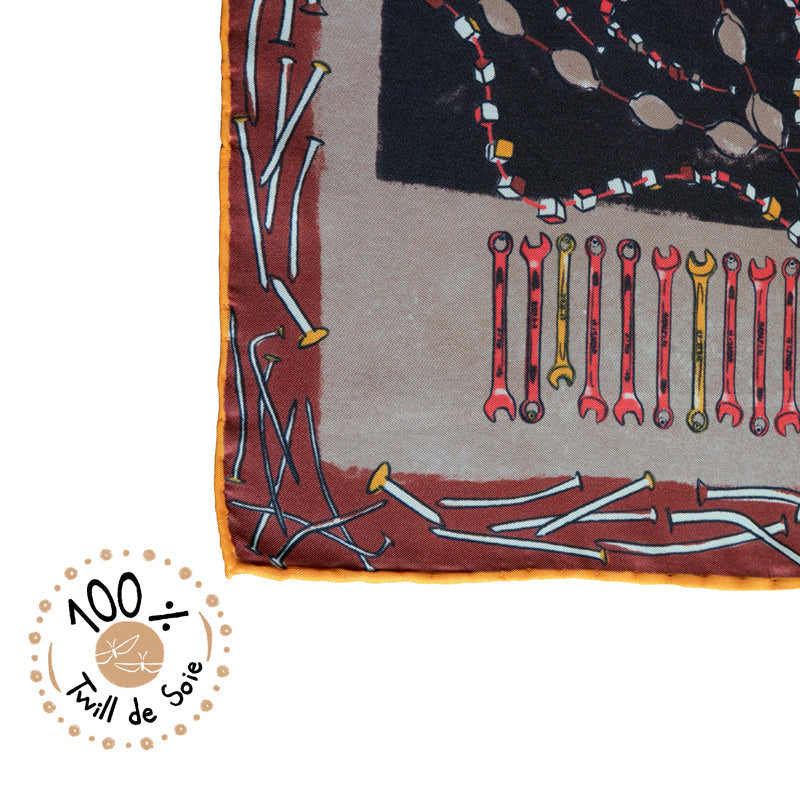 Détail du foulard en twill de soie Tsé & Tsé 100%, zoomé sur un coin du tissu avec aperçu des motifs emblématiques et texture légère