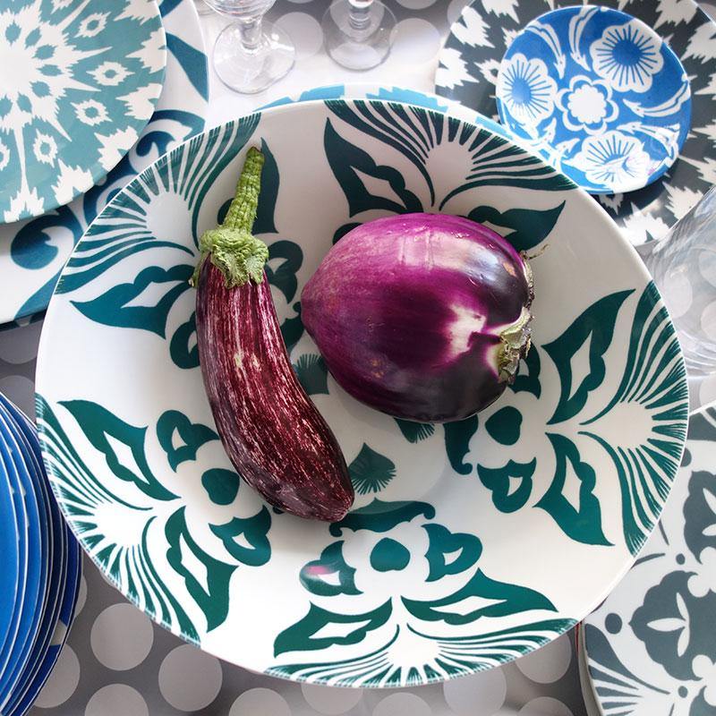 aubergines dans un saladier ouzbek en porcelaine - tsé tsé