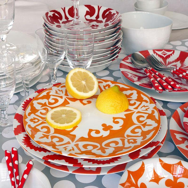 piles d'assiettes à motif d'inspiration ouzbek orange et rouge - tsé tsé