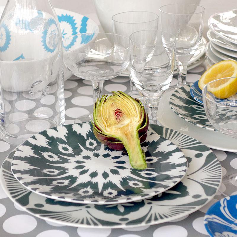 demi artichaut dans une assiette en porcelaine à motifs bleu gris - tsé tsé