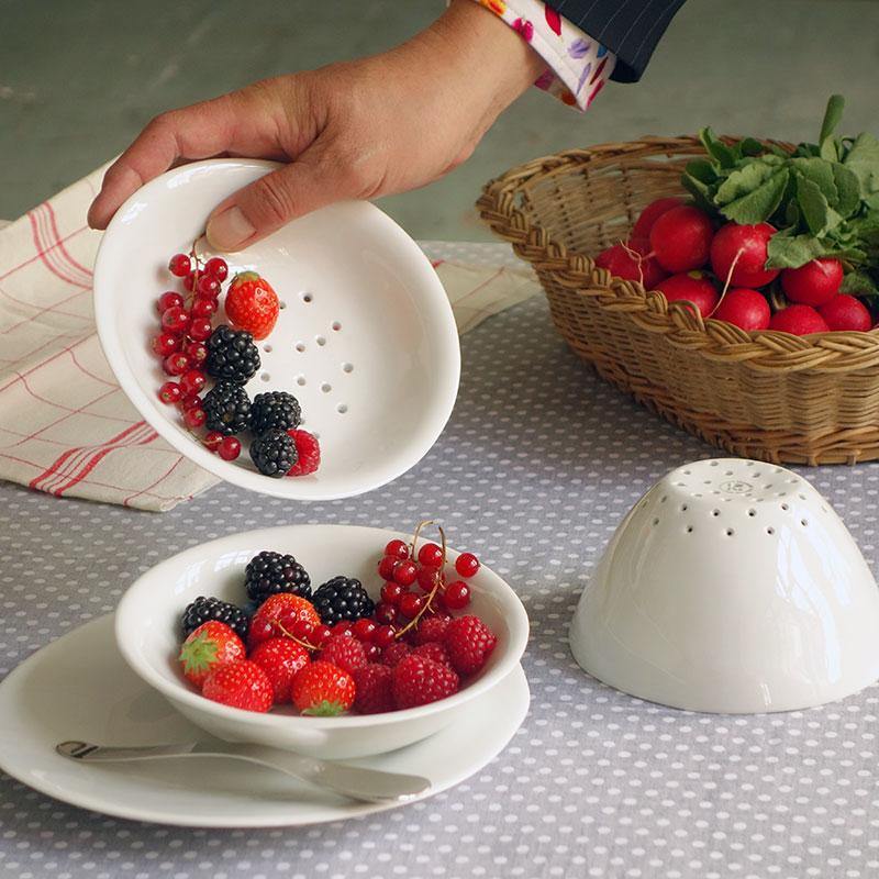 coupelle et bol perforés en porcelaine blanche remplis de fruits rouges - tsé tsé