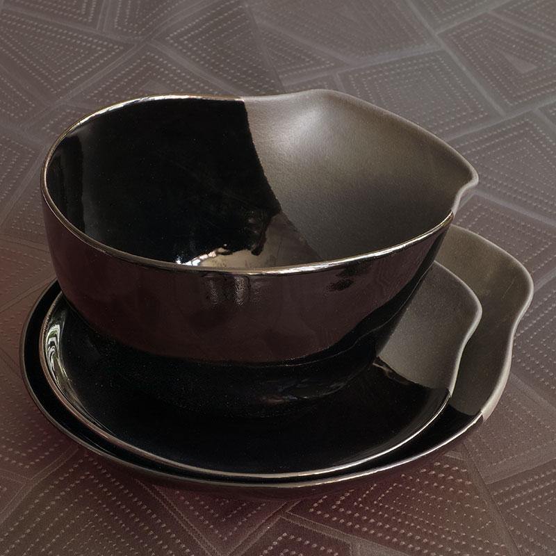 saladier de forme irrégulière avec une partie noire brillante et une partie noire mate - tsé tsé