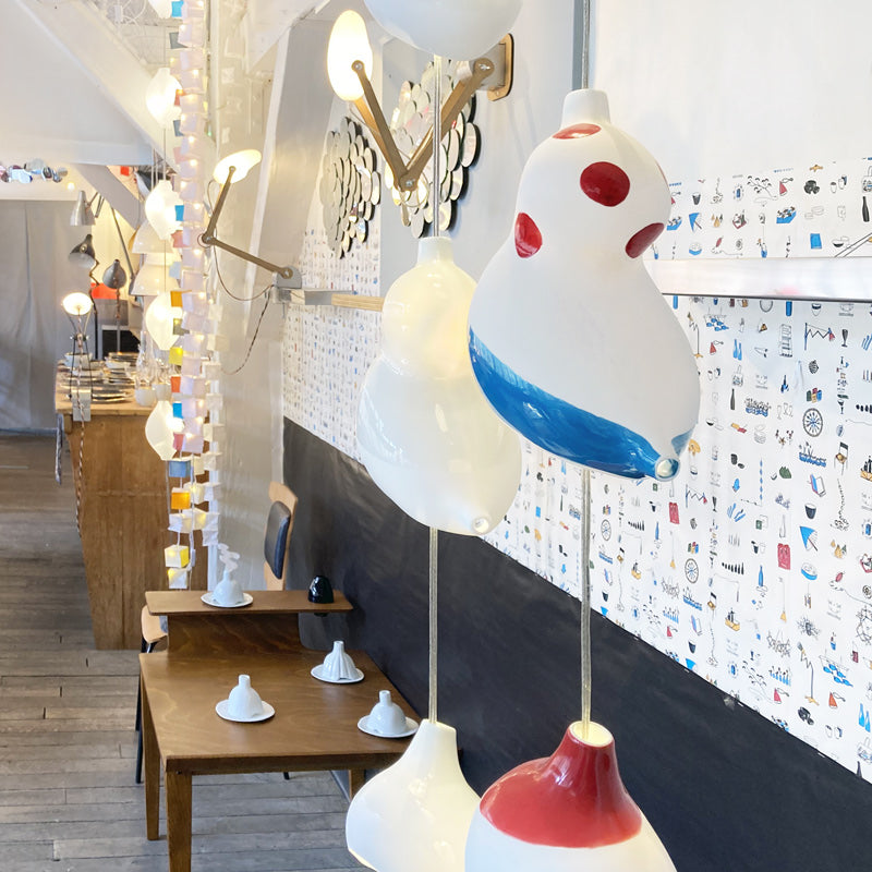 Détail d'un globe en porcelaine avec des pois émaillés - tsé tsé