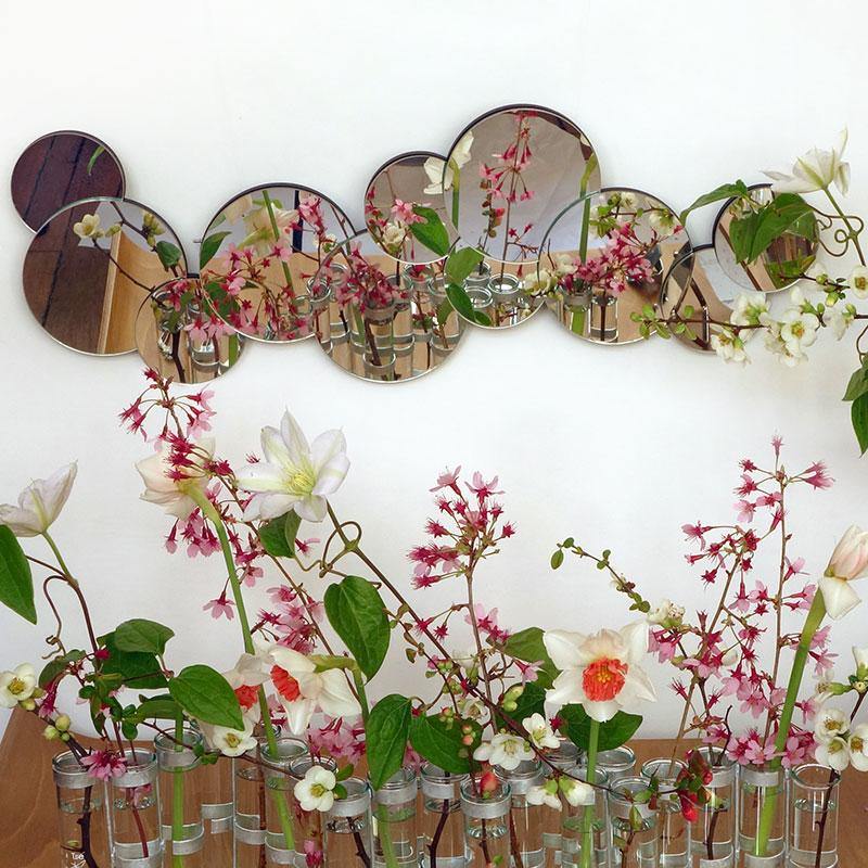 reflet de vase d'avril fleuri dans un miroir fripon en écailles de verre - tsé tsé