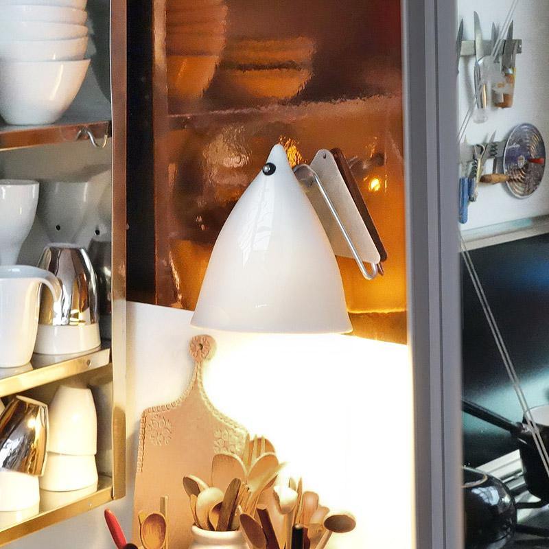 applique porcelaine blanche émaillée fixée dans une cuisine - tsé tsé