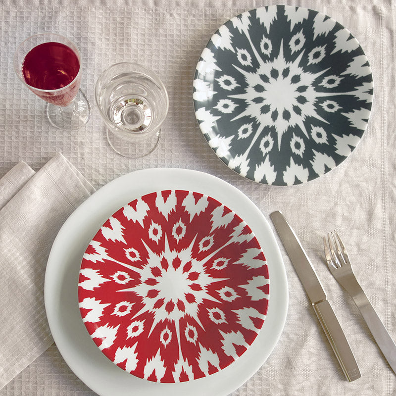 assiettes colorées en porcelainen verres à pied et couverts de forme irrégulière - tsé tsé