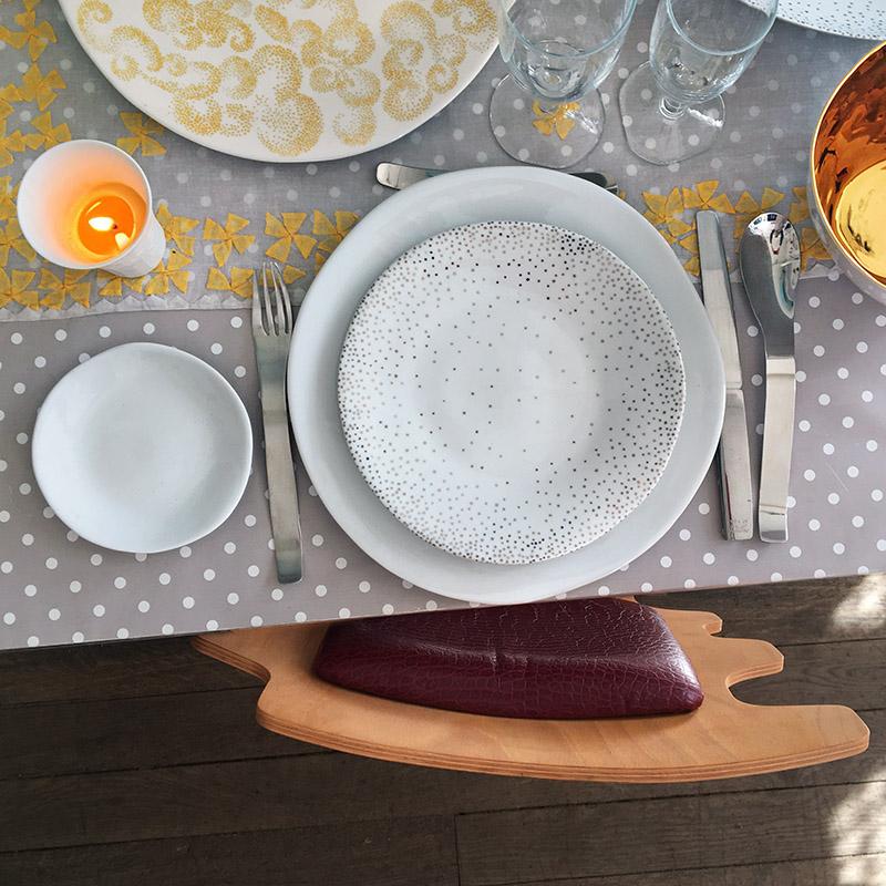 assiette à dessert blanche à pois argentés de forme irrégulière - tsé tsé