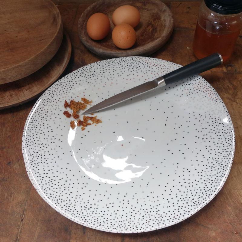 grande assiette de présentation blanche de forme irrégulière ornée de confettis platine - tsé tsé