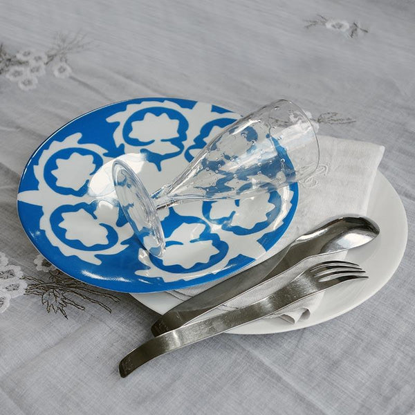 assiette en porcelaine bleue et blanche et couverts de forme originale en acier embouti - tsé tsé