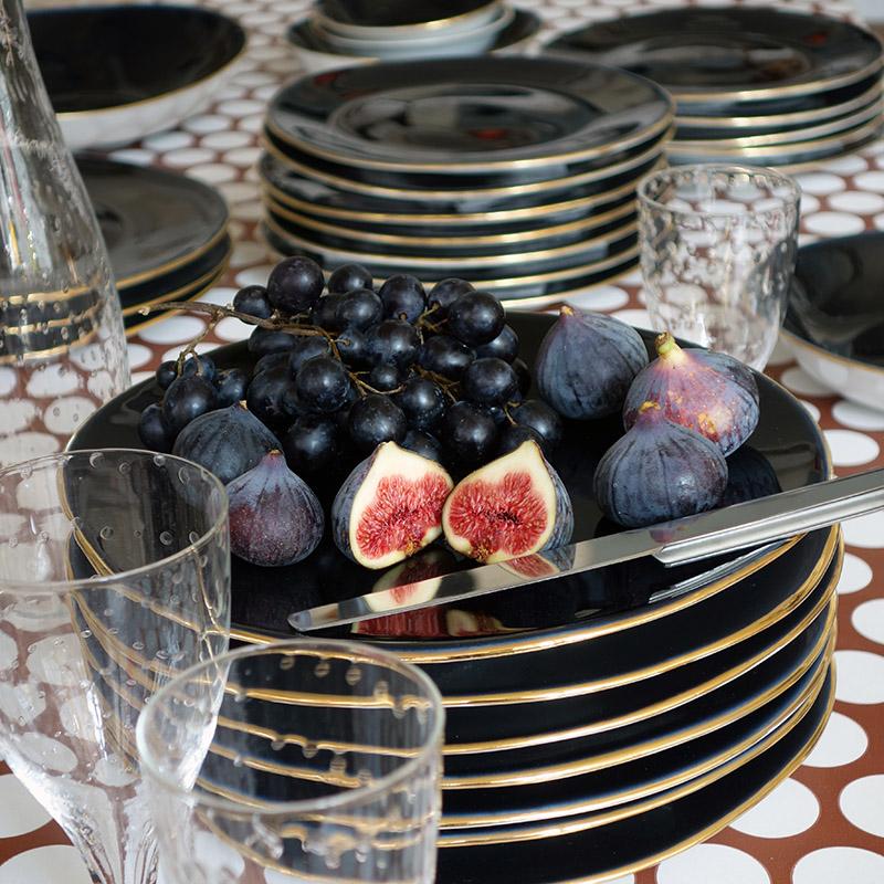 piles d'assiettes collection indigo de couleur noir bleuté avec un liseré doré - tsé tsé
