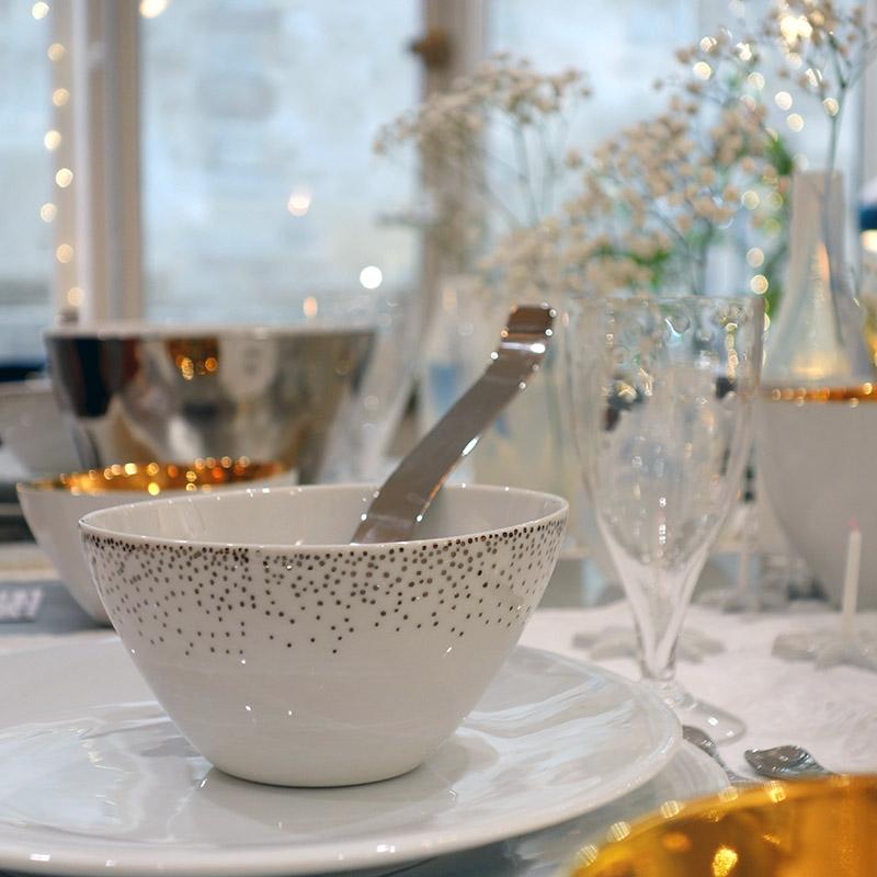 bol en porcelaine blanche de forme irrégulière ornée de petits pois en platine - tsé tsé