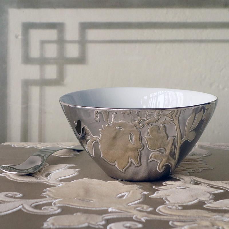nappe en velours qui se reflète dans un bol à l'extérieur argent effet miroir - tsé tsé