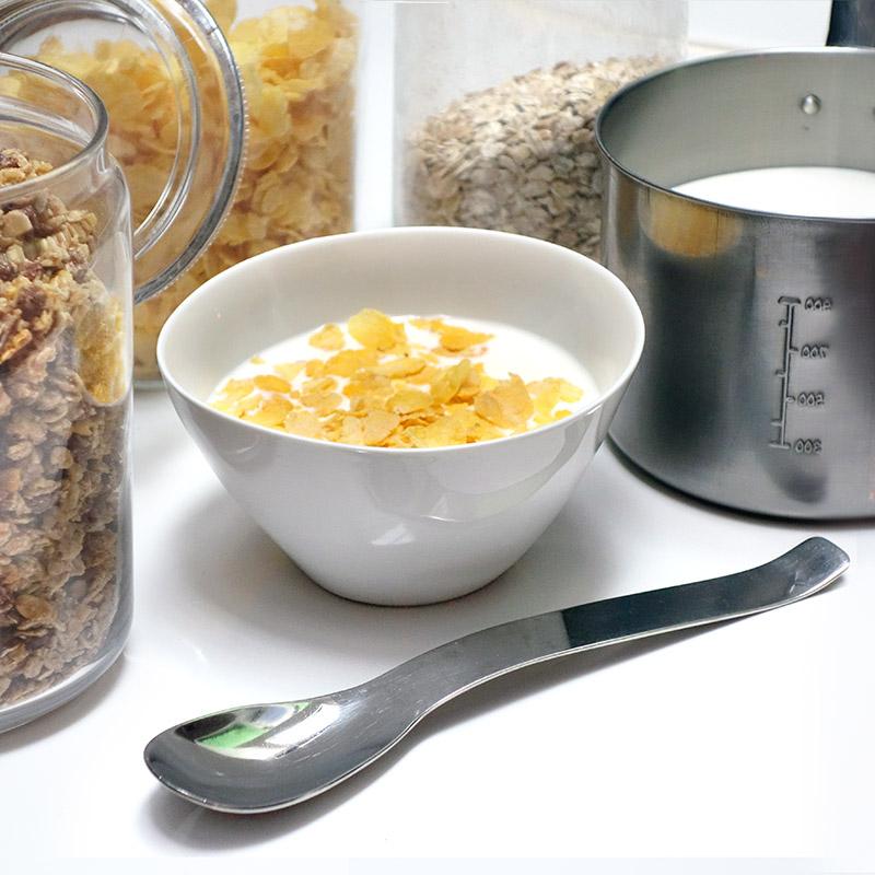 bol de corn flakes en porcelaine blanche et cuillère en inox avec le manche ondulé - tsé tsé