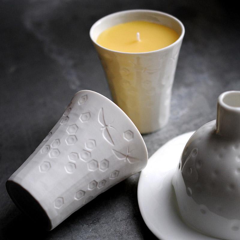 bougie en cire d'abeille dans un photophore en porcelaine mate - tsé tsé