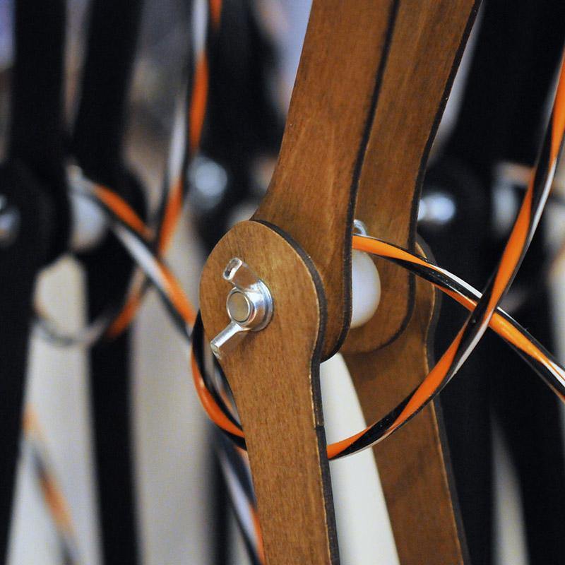 détail de l'articulation d'une lampe d'architecte en bois - tsé tsé