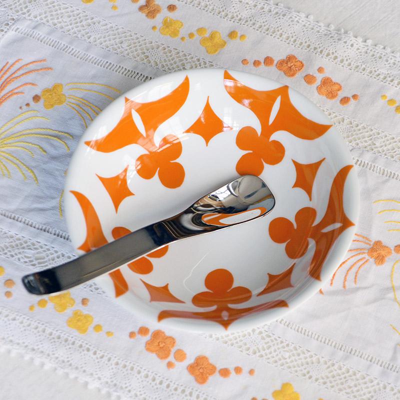 petite cuillère de forme originale posée dans coupelle en porcelaine à motifs orange d'inspiration ouzbek - tsé tsé