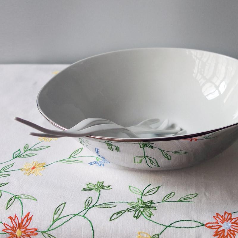 couverts à salade en porcelaine avec un manche ondulés dans un saladier extérieur platine effet miroir - tsé tsé