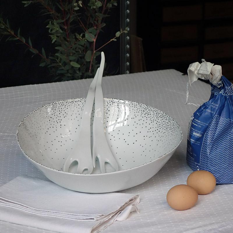 couverts à salade en porcelaine blanche et saladier avec des petits pois argentés - tsé tsé