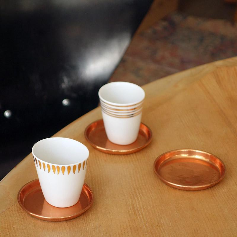 duo de tasses à expresso blanches avec motifs dorés et sous-tasses couleur cuivre - tsé tsé