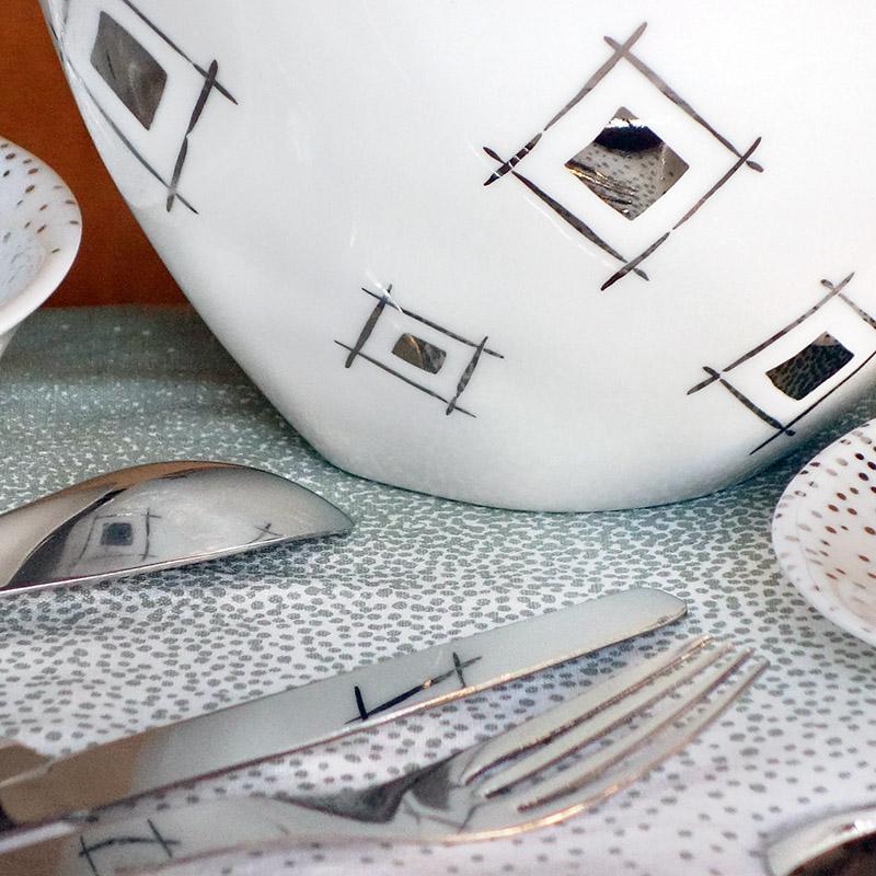 table qui se reflète dans un grand bon blanc avec un motif argenté effet miroir - tsé tsé