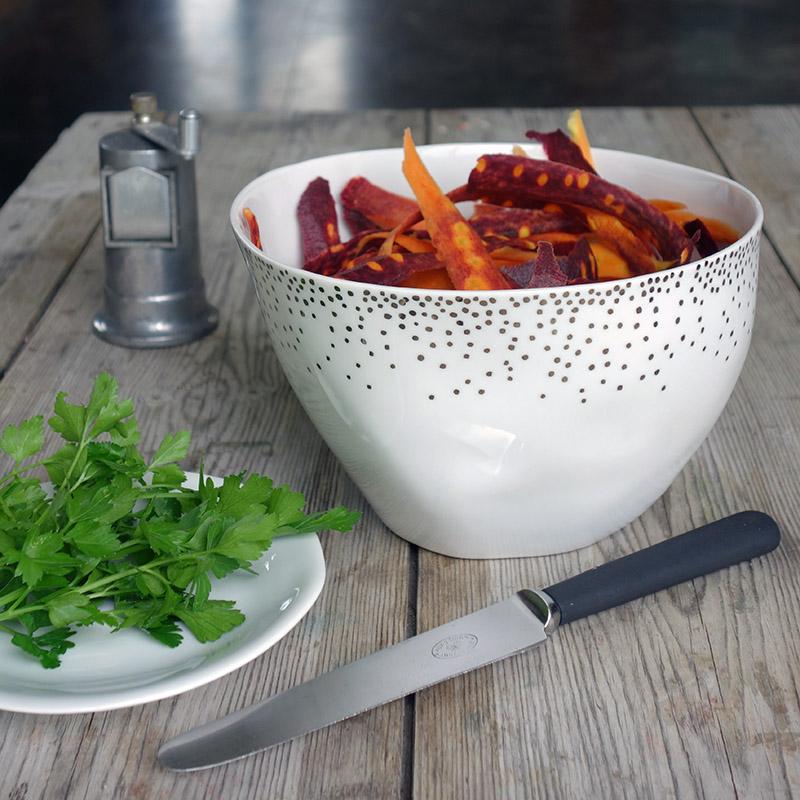 assiette de persil frais et lamelles de carottes violettes dans un saladier blanc à pois argentés - tsé tsé