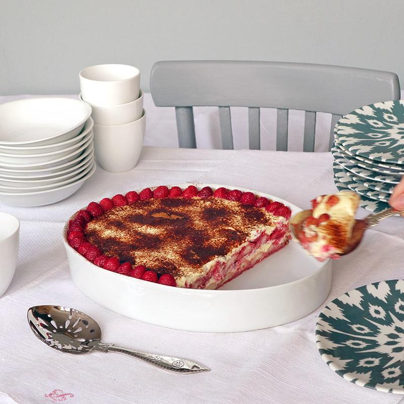 plat à gratin ou à gâteau de forme irrégulière et piles de vaisselle blanche et colorée - tsé tsé