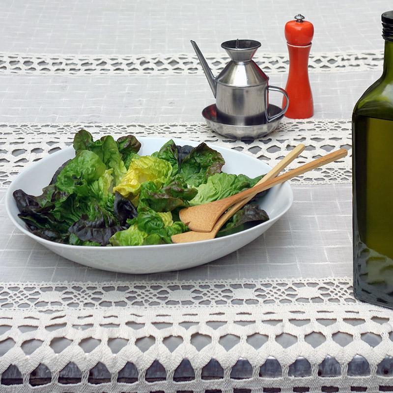 saladier bas en porcelaine blanche de forme irrégulière et couverts à salade en bois - tsé tsé