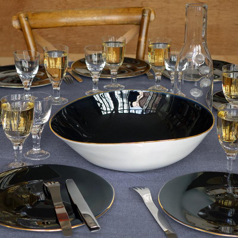 belle table avec assiettes et saladier noir bleuté avec un liseré doré - tsé tsé