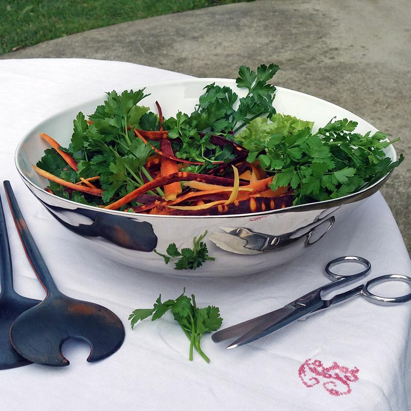 salade colorée dans un grand saladier platine avec un effet miroir - tsé tsé