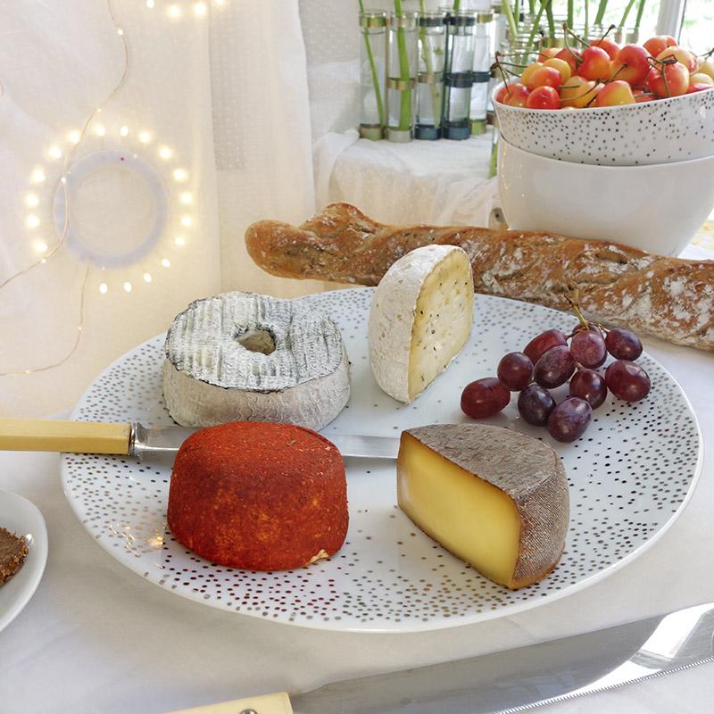 assiette de fromage blanche parée de petits pois argentés et baguette de pain - tsé tsé