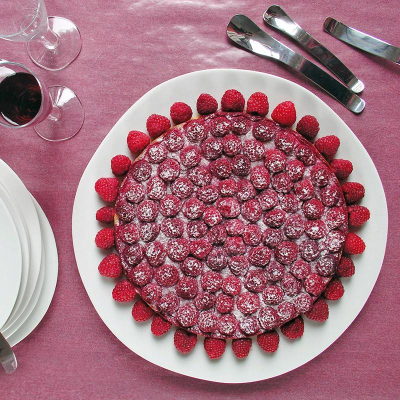 gâteau à la framboise dans une assiette de présentation en porcelaine blanche de forme irrégulière - tsé tsé