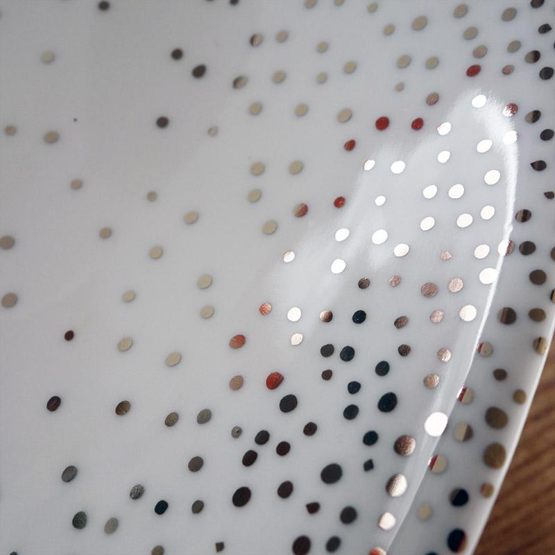 détails confettis en platine sur assiette blanche en porcelaine - tsé tsé