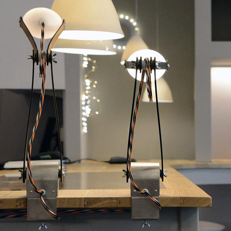 lampes en bois noir à fixer sur une table - tsé tsé