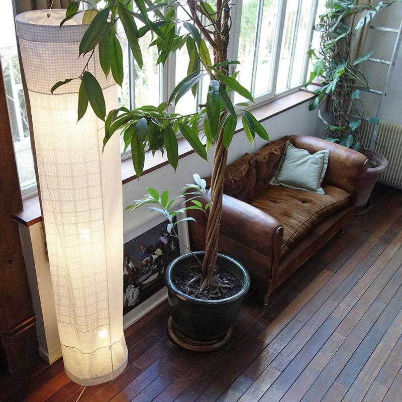 lampe suspendue en tissu blanc près d'une fenètre et d'une grande plante verte - tsé tsé