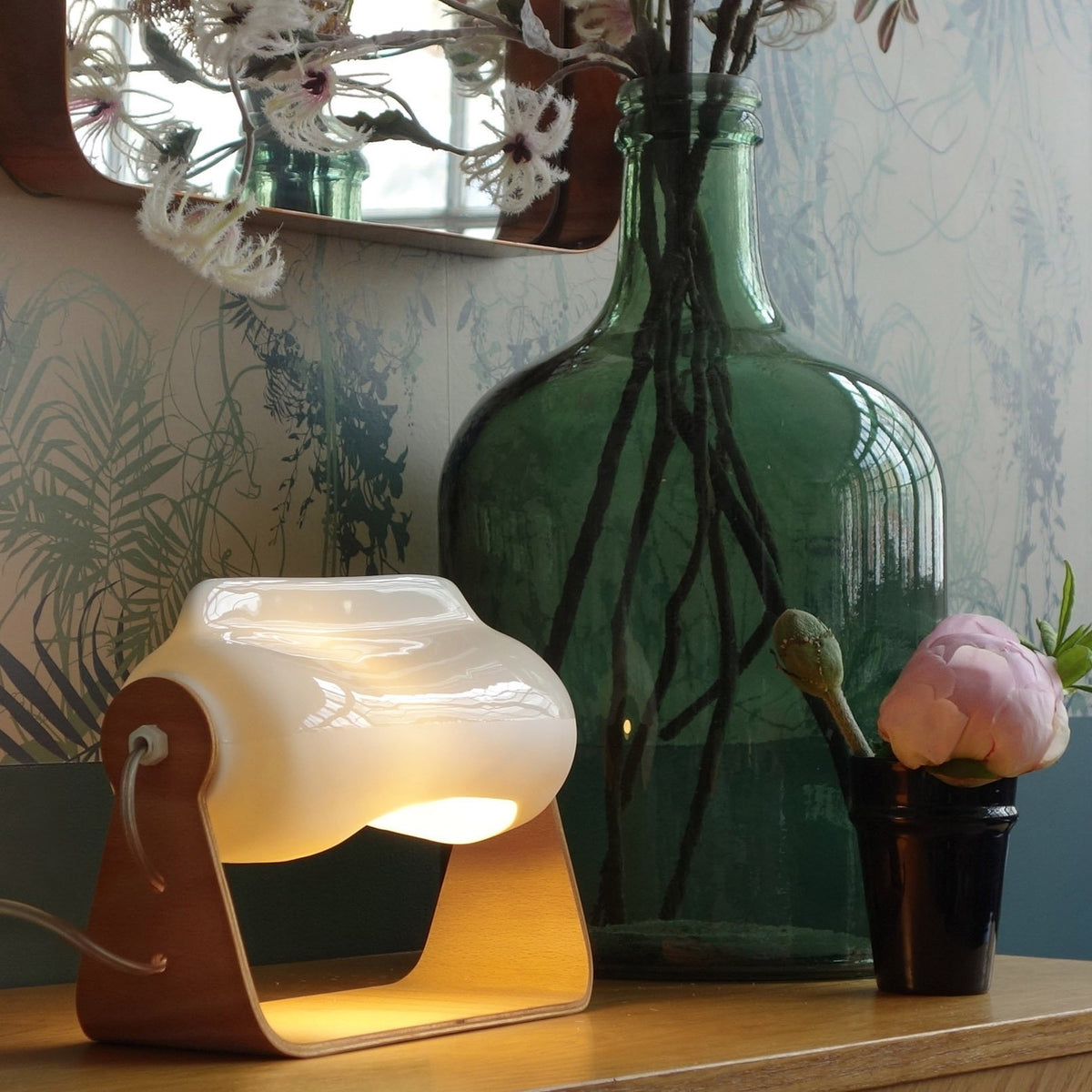 lampe en bois et porcelaine partiellement émaillée et bonbonne en verre - tsé tsé