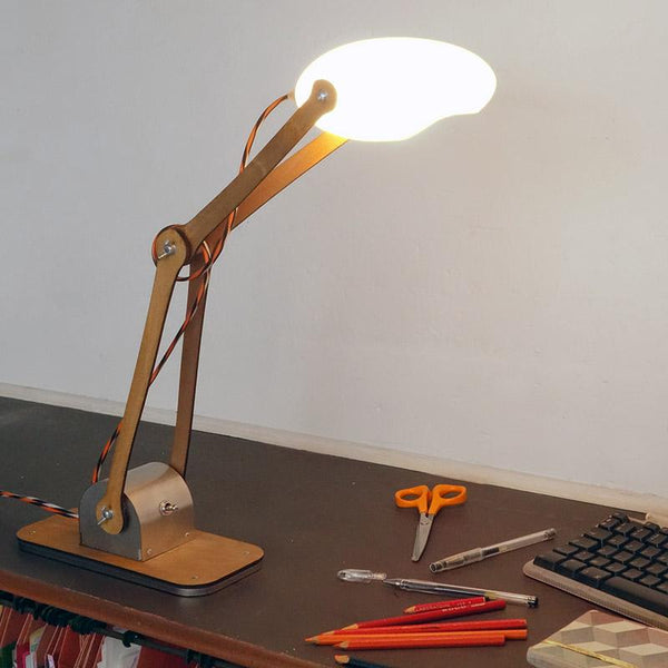 lampe articulée et orientable posée sur un bureau - tsé tsé
