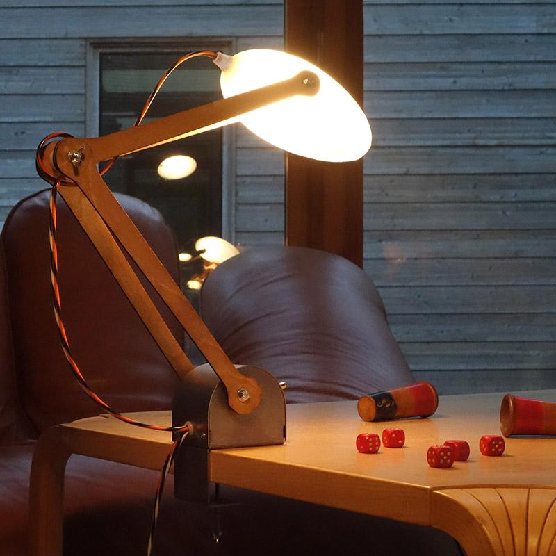 lampe étau articulée fixée à une table - tsé tsé