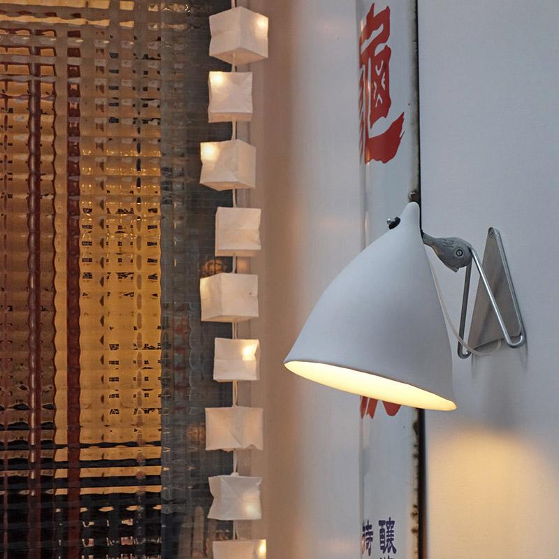 applique en porcelaine bmanche mate devant une fenêtre - tsé tsé