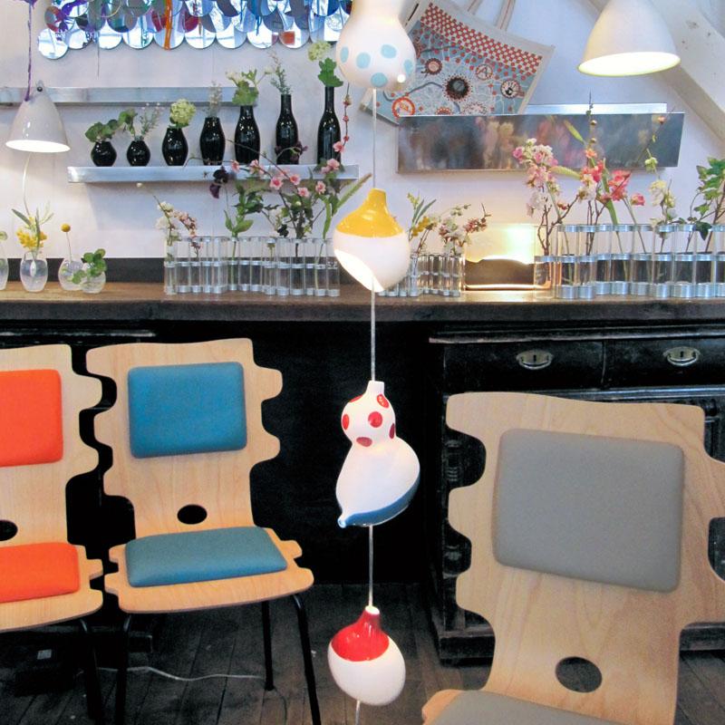 guirlande estomaquée en porcelaine colorée suspendue au plafond - tsé tsé
