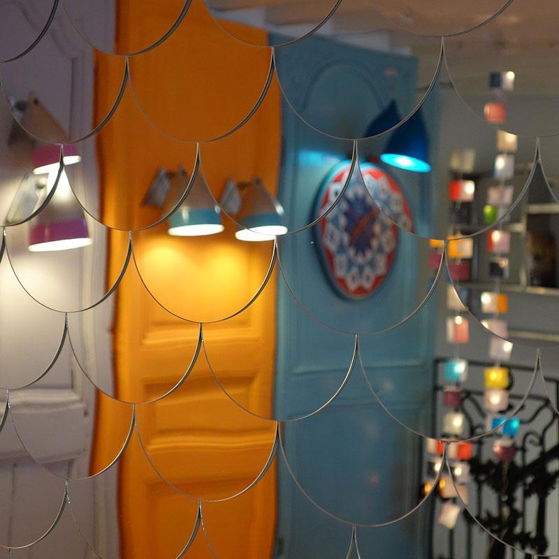 reflet de lampes colorées dans un miroir effet écailles - tsé tsé