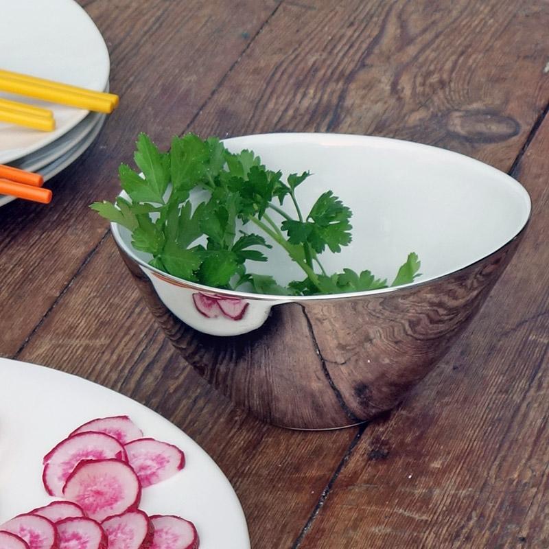 branche de persil dans un bol en porcelaine blanche avec extérieur argenté effet miroir - tsé tsé