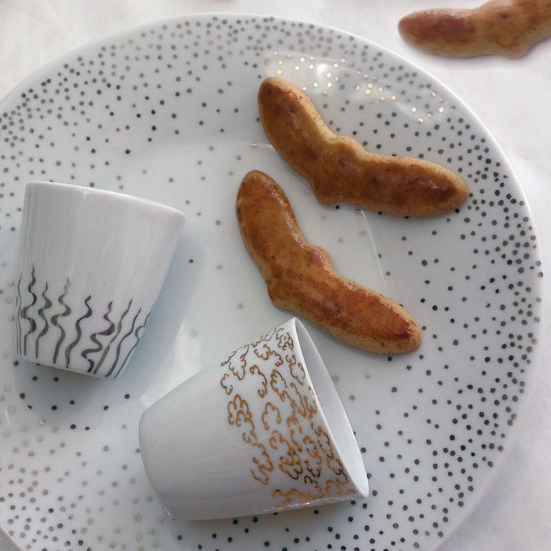 gros plan biscuits sur petite assiette blanche et argent à pois - tsé tsé