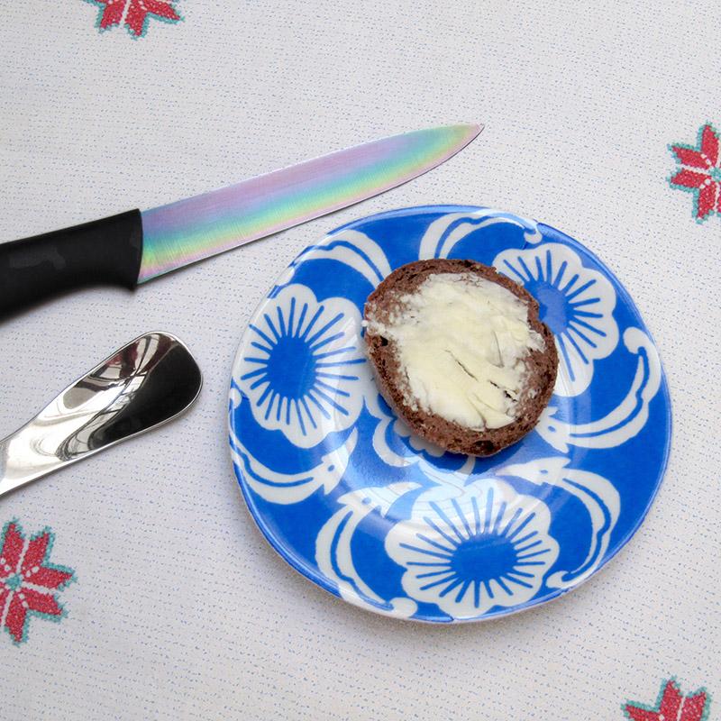 tartine de pain beurré sur petite asseitte en porcelaine bleue et blanche - tsé tsé