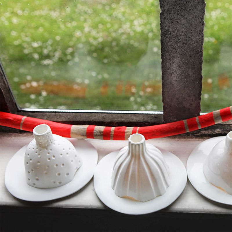 photophores en porcelaine blanche émaillée sur un rebord de fenêtre - tsé tsé