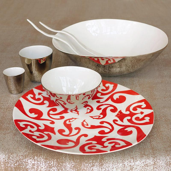 grande assiette en porcelaine blanche à motif rouge vermillon et vaisselle blanche ectérieur platine effet miroir - tsé tsé
