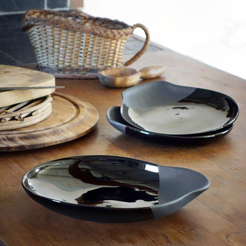 plat asymétrique noir brillant avec une partie noire mate - tsé & Tsé